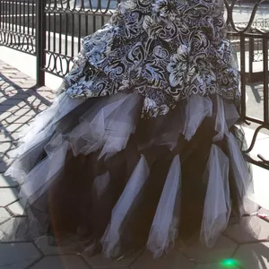 Шикарное черно-белое платье