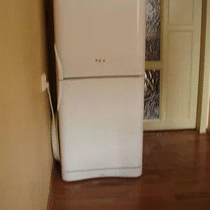 продам рабочий двухкамерный холодильник INDESIT