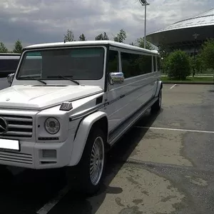 Элитный лимузин Mercedes-Benz Gelandewagen белого цвета с водителем.		