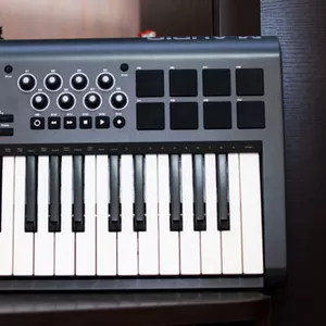 Продам midi-клавиатуру M-Audio Axiom 25 mk2