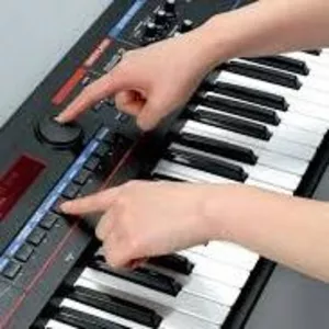 Уроки игры на фортепиано и синтезаторе.