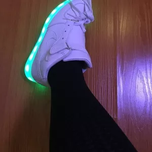 Кроссовки со светящейся подошвой 