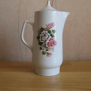 Продам фарфоровый кувшин,  объём 1, 5 литра.