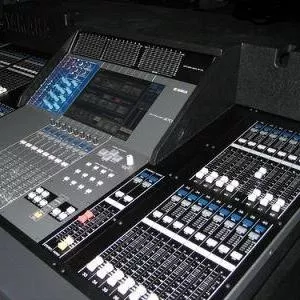 YAMAHA DM1000V2 DIGITAL MIXING CONSOLE ................ 1900.00 EUR